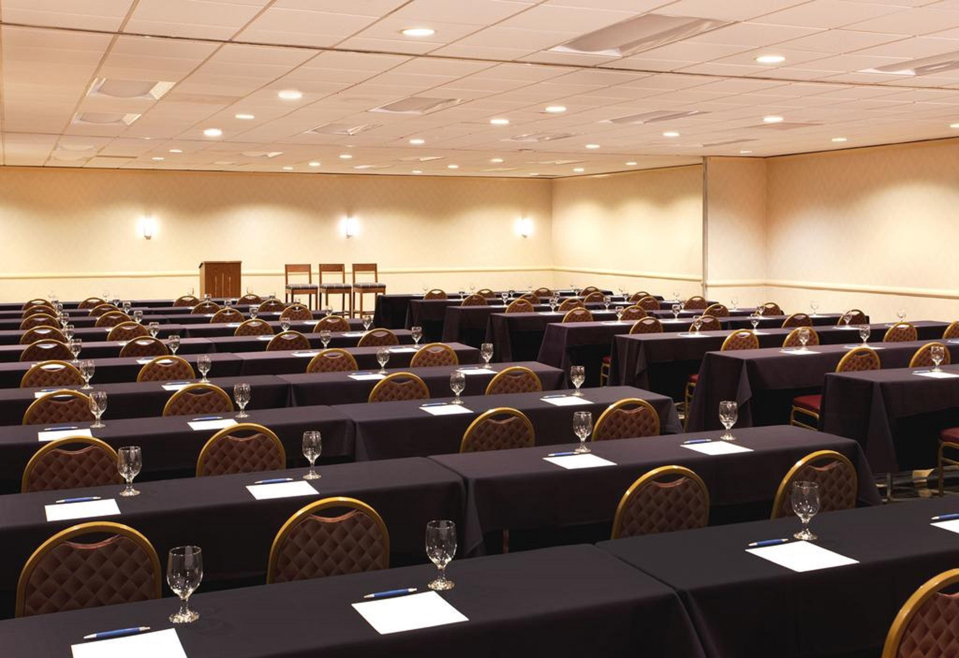 Four Points By Sheraton Cleveland Airport Бізнес фото